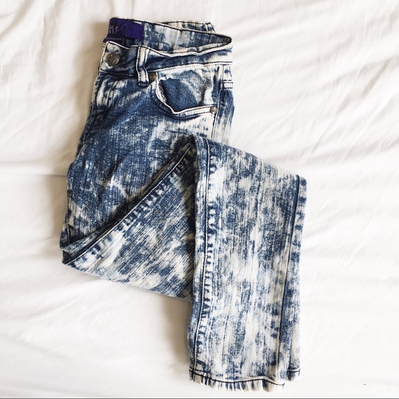 Max Azria x Miley Cyrus • Acid Wash Jeans - Picture 3 of 5